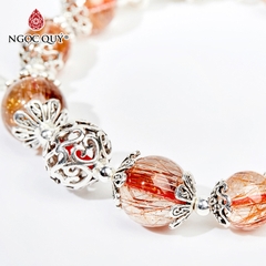 Vòng tay phong thủy đá thạch anh tóc đỏ phối charm heo may mắn hạt 8mm