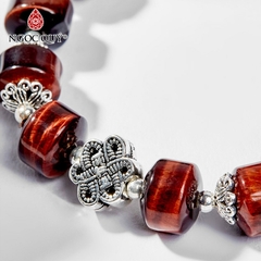 Vòng tay phong thủy đá mắt hổ nâu đỏ phối charm kết đồng tâm hạt 12mm