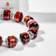 Vòng tay phong thủy đá mắt hổ nâu đỏ phối charm kết đồng tâm hạt 12mm