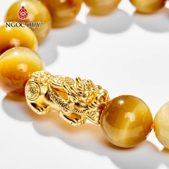 Vòng tay phong thủy đá mắt hổ vàng tâm phối charm tỳ hưu vàng 24k hạt 12mm