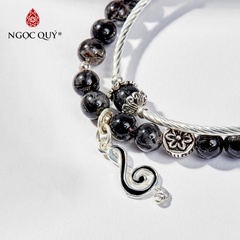 Vòng tay phong thủy 2 line đá thạch anh tóc đen charm trái thông hạt 6mm