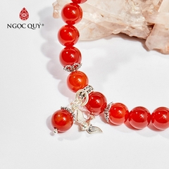 Vòng tay phong thủy đá mã não đỏ charm cánh én hợp mệnh hỏa, thổ