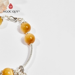 Vòng tay phong thủy đá mắt hổ vàng tâm phối charm bướm