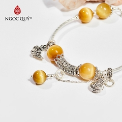 Vòng tay phong thủy đá mắt hổ vàng tâm phối charm bướm