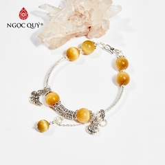 Vòng tay phong thủy đá mắt hổ vàng tâm phối charm bướm