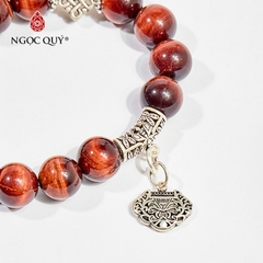 Vòng tay phong thủy đá mắt hổ nâu đỏ phối charm túi như ý