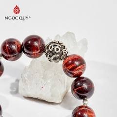 Vòng tay phong thủy đá mắt hổ nâu đỏ phối charm tỳ hưu hạt 14mm