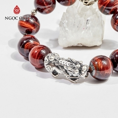 Vòng tay phong thủy đá mắt hổ nâu đỏ phối charm tỳ hưu hạt 14mm