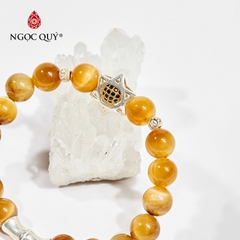 Vòng tay phong thủy đá mắt hổ vàng tâm phối charm hoa hồng