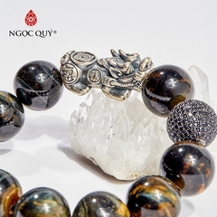 Vòng tay phong thủy đá mắt hổ xanh đen phối charm hạt 16mm