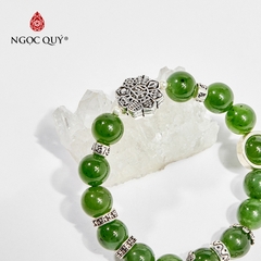 Vòng tay phong thủy đá ngọc bích phối charm hoa