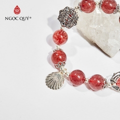 Vòng tay phong thủy đá thạch anh dâu phối charm cát tường hợp mệnh hỏa, thổ
