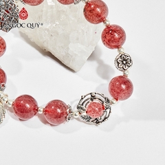 Vòng tay phong thủy đá thạch anh dâu phối charm cát tường hợp mệnh hỏa, thổ