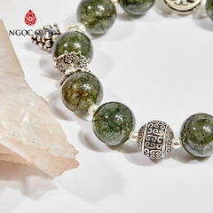 Vòng tay phong thủy đá thạch anh tóc xanh charm hoa hồng