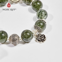 Vòng tay phong thủy đá thạch anh tóc xanh charm hoa hồng