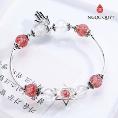 Vòng tay thạch anh dâu phối charm bàn tay hamsa