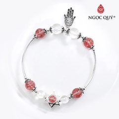 Vòng tay thạch anh dâu phối charm bàn tay hamsa