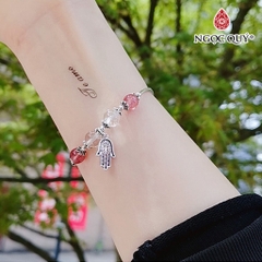 Vòng tay thạch anh dâu phối charm bàn tay hamsa