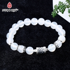 Vòng mã não trắng 8mm phối charm bạc lục tự bạc
