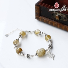 Vòng tay lu thống đá thạch anh tóc phối charm bạc cỏ 4 lá