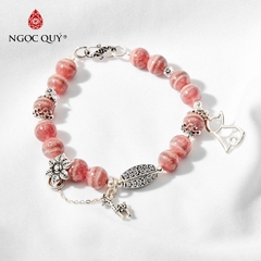 Vòng tay đá Đào hoa tự nhiên phối charm - Mẫu VC0315 - Ngọc Quý