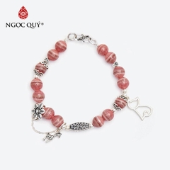 Vòng tay đá Đào hoa tự nhiên phối charm - Mẫu VC0315 - Ngọc Quý