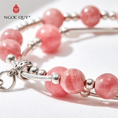 Vòng tay đá Đào hoa tự nhiên phối charm - Mẫu VC0316 - Ngọc Quý