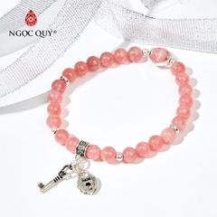 Vòng tay đá Đào hoa tự nhiên phối charm - Mẫu VC0317 - Ngọc Quý