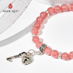 Vòng tay đá Đào hoa tự nhiên phối charm - Mẫu VC0317 - Ngọc Quý