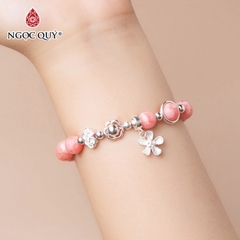 Vòng tay đá Đào hoa tự nhiên phối charm - Mẫu VC0320 - Ngọc Quý