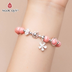 Vòng tay đá Đào hoa tự nhiên phối charm - Mẫu VC0320 - Ngọc Quý