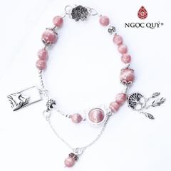 Vòng tay đá Đào hoa tự nhiên phối charm - Mẫu VC0323 - Ngọc Quý