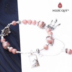 Vòng tay đá Đào hoa tự nhiên phối charm - Mẫu VC0323 - Ngọc Quý
