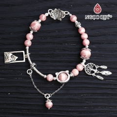 Vòng tay đá Đào hoa tự nhiên phối charm - Mẫu VC0323 - Ngọc Quý
