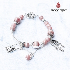 Vòng tay đá Đào hoa tự nhiên phối charm - Mẫu VC0323 - Ngọc Quý