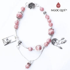 Vòng tay đá Đào hoa tự nhiên phối charm - Mẫu VC0323 - Ngọc Quý