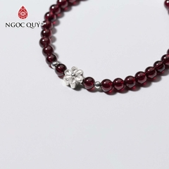 Vòng tay đá Garnet tự nhiên phối charm - Mẫu VC0337 - Ngọc Quý