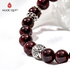 Vòng tay đá Garnet tự nhiên phối charm - Mẫu VC0973 - Ngọc Quý