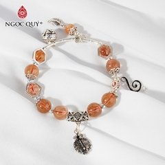 Vòng tay phong thủy đá thạch anh tóc đỏ phối charm chuông bạc hạt 10mm