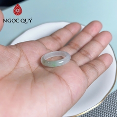 Nhẫn cẩm thạch A Myanmar - Nhẫn phỉ thúy bạch ngọc nếp băng bản 3-4mm điểm lục và và gà đen type A