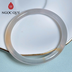 Vòng mã não chalcedony bản tròn trắng ánh cam cong 6mm - Ngọc Quý