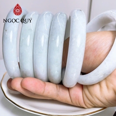 Vòng cẩm thạch A - Ngọc phỉ thúy type A bản hẹ bạch ngọc phớt xanh nhẹ điểm dầu chất nếp mịn ni 52 - 56 mm - Ngoc Quý