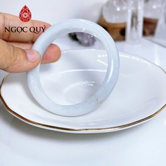 Vòng cẩm thạch A - Ngọc phỉ thúy type A bản hẹ bạch ngọc phớt xanh nhẹ điểm dầu chất nếp mịn ni 52 - 56 mm - Ngoc Quý