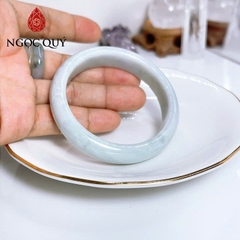 Vòng cẩm thạch A - Ngọc phỉ thúy type A bản hẹ bạch ngọc phớt xanh nhẹ điểm dầu chất nếp mịn ni 52 - 56 mm - Ngoc Quý