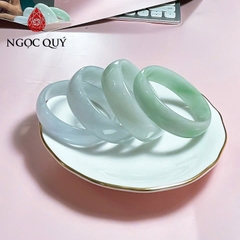 Vòng tay liền khối đá cẩm thạch bản hẹ trắng phớt xanh nhạt  - Ngọc Quý