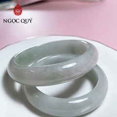 Vòng tay nguyên khối đá bạch ngọc phớt xanh bản dày - Ngọc Quý