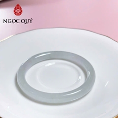 Vòng cẩm thạch cọng tròn màu trắng phớt xanh - Ngọc Quý