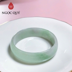 Vòng tay liền khối đá cẩm thạch bản hẹ trắng phớt xanh nhạt  - Ngọc Quý