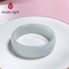 Vòng tay liền khối đá cẩm thạch bản hẹ trắng phớt xanh nhạt  - Ngọc Quý