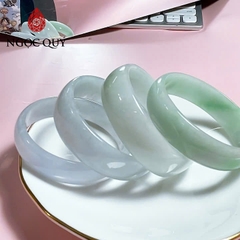 Vòng tay liền khối đá cẩm thạch bản hẹ trắng phớt xanh nhạt  - Ngọc Quý